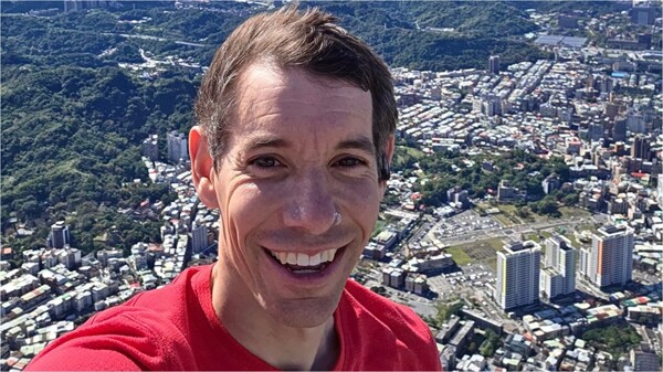 Alex Honnold Scales Taipei 101 Without Safety Gear