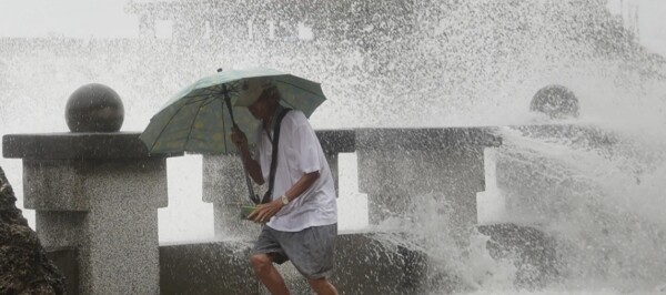 Тайфун Кратон обрушился на Гаосюн, тысячи эвакуированы